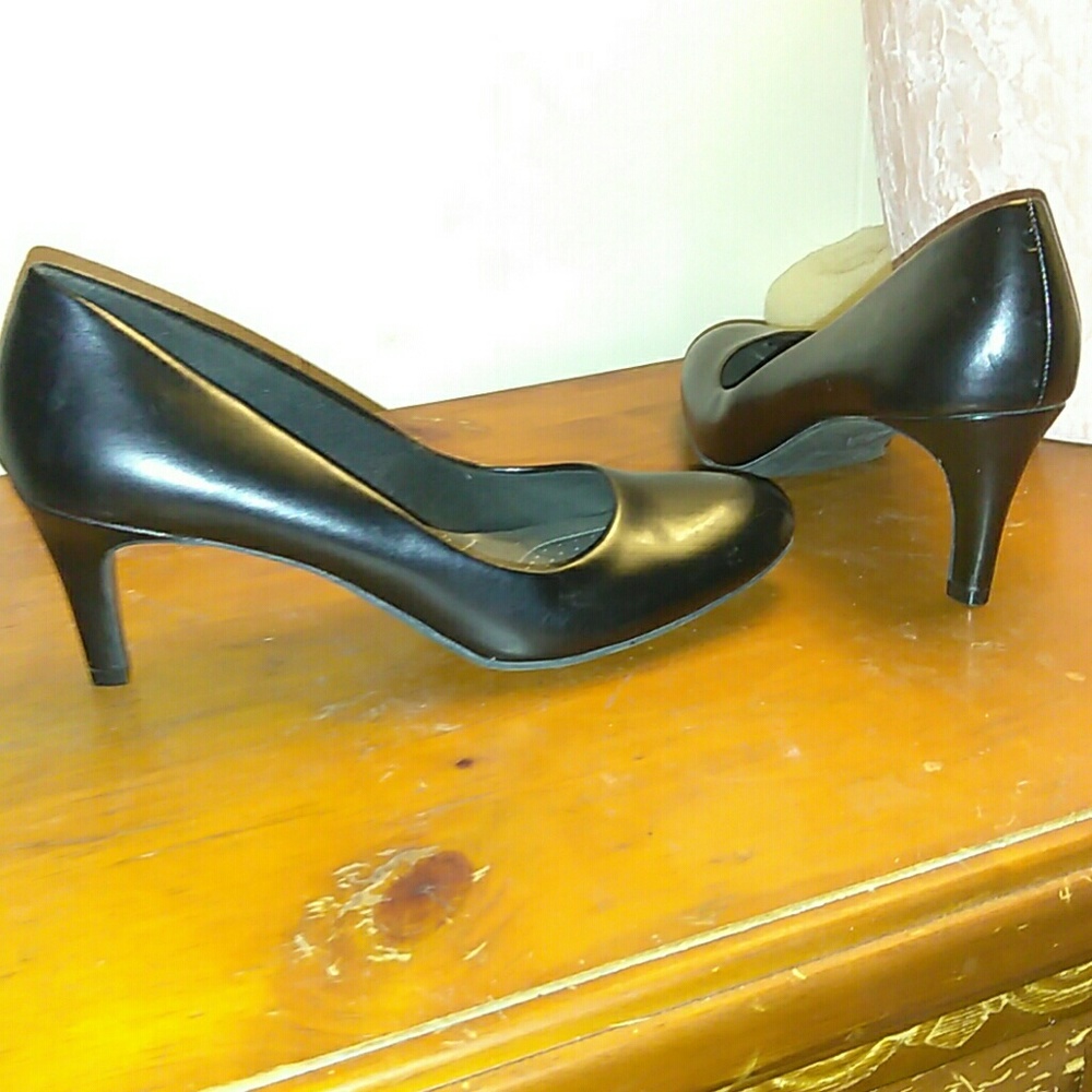 Dexflex comfort pantent leather round toe pumps
